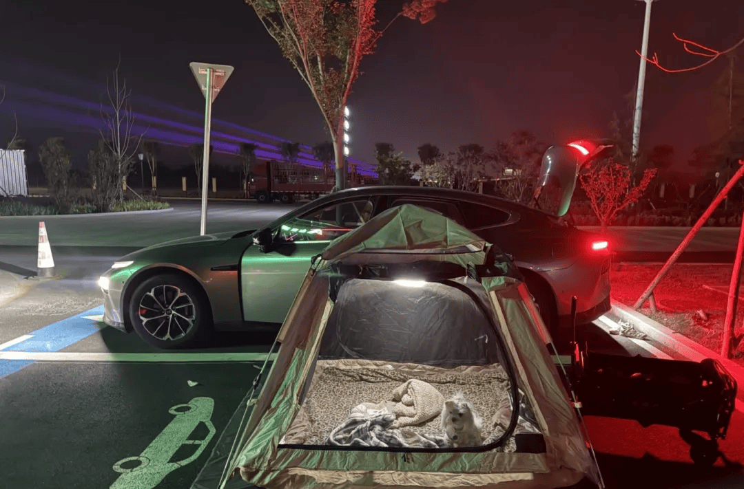 期间年轻人旅行掀起“帐篷过夜”热潮AG真人app不住酒店住帐篷！国庆(图2)